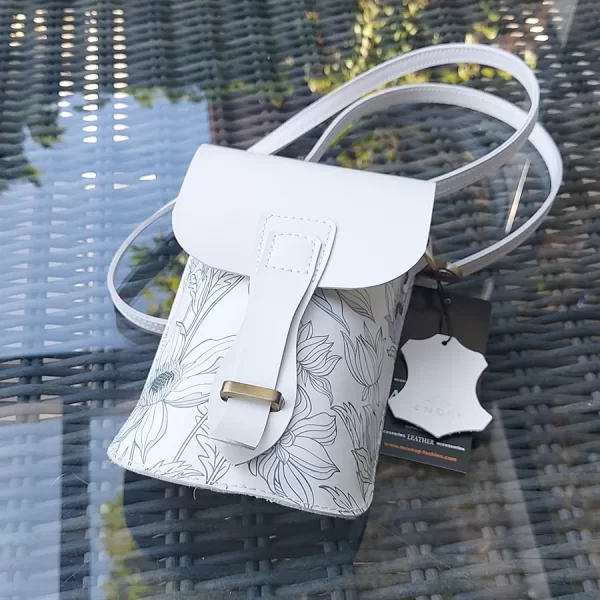Crossbody kabelka Andex z pravé kůže s motivem - bílá