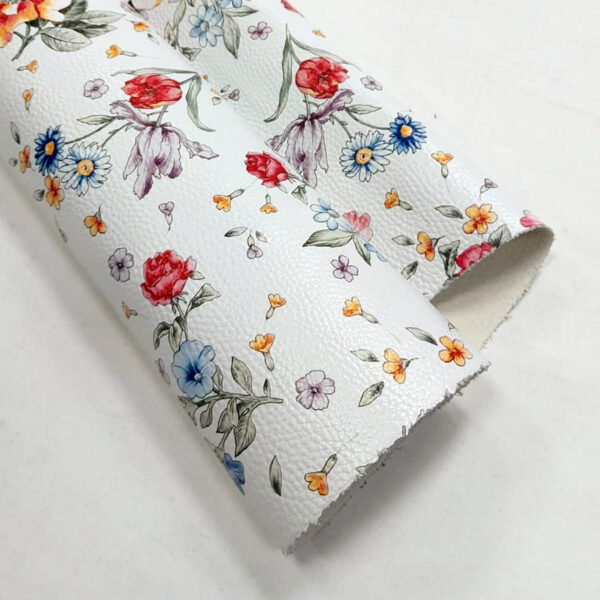 VZOROVANÉ  USNĚ - HOVĚZÍ KŮŽE - KVĚTINY NA BÍLÉM