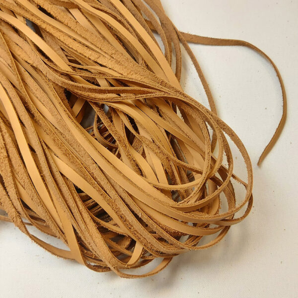 KOŽENÁ ŠŇŮRA PLOCHÁ - KOŽENÝ ŘEMÍNEK - 6mm x 10m. Tloušťka: 1,1-1,2 mm