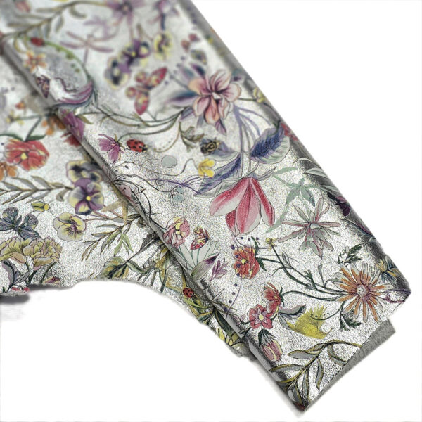 VZOROVANÉ  USNĚ - HOVĚZÍ KŮŽE - KVĚTINY NA STŘÍBŘE - 0.6-0.8 mm