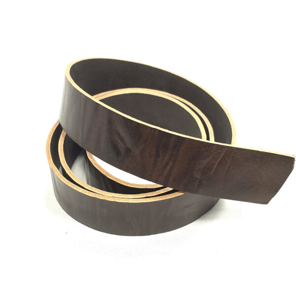 HOVĚZÍ KŮŽE NA OPASEK – TMAVĚ HNĚDÁ – 130cm – 3.4-3.7 mm