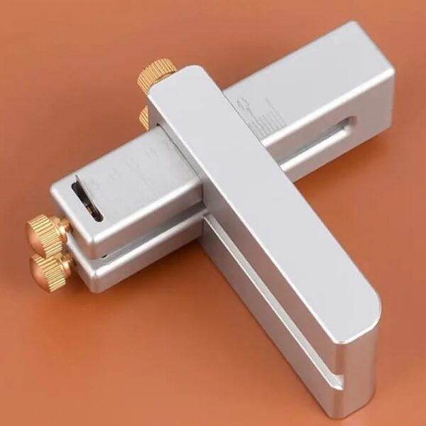 ŘEZAČKA NA KŮŽI KOVOVÁ