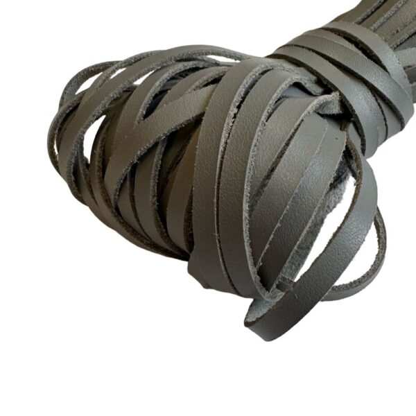 KOŽENÁ ŠŇŮRA PLOCHÁ - KOŽENÝ ŘEMÍNEK - 4mm x 10m. Tloušťka: 0.9 mm