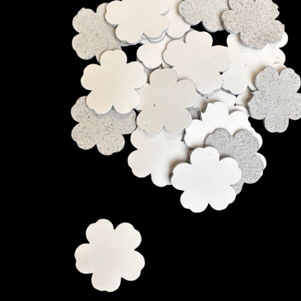 KOŽENÁ OZDOBA – KVĚTINY – BÍLÁ - 25-35 mm - 20/50/100ks