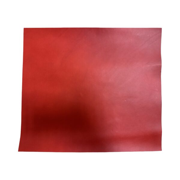 HOVĚZÍ KŮŽE - ČERVENÁ   - HOTOVÉ KUS – 39x34cm . Tloušťka: 1.9mm